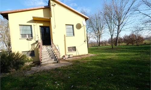 VENDESI CASA SINGOLA CON TERRENO AGRICOLO