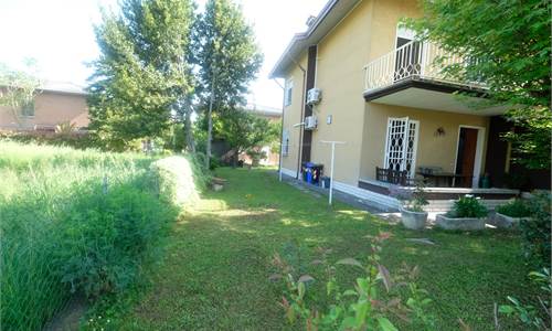 Porzione Villa In Vendita a Novi di Modena