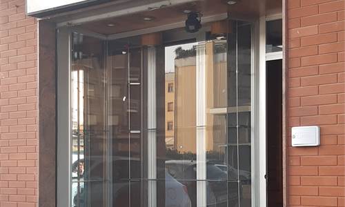 AFFITTASI NEGOZIO IN CARPI IN OTTIMA POSIZIONE DI PASSAGGIO