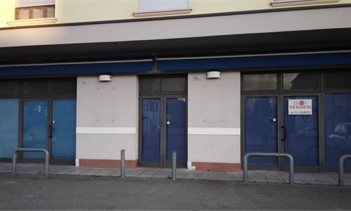 VENDESI NEGOZIO A FOSSOLI 