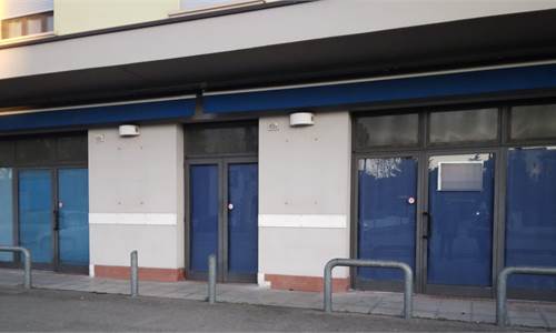 AFFITTASI  NEGOZIO A FOSSOLI 